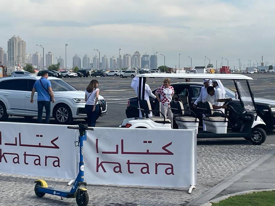 VIDEO Kakav doček! Pogledajte u kakvoj je 'pili' Kolinda stigla kod hrvatskih navijača u Katar