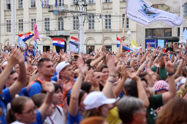 Zagreb: Dolazak hodočasnika Antunovskog hoda na Trg bana Josipa Jelačića