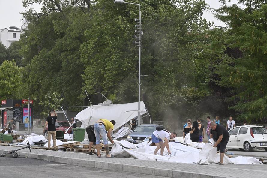 Beograd: Šatorsko naselje ispred Narodne skupštine Republike Srbije  se srušilo pod natelom jakog vjetra