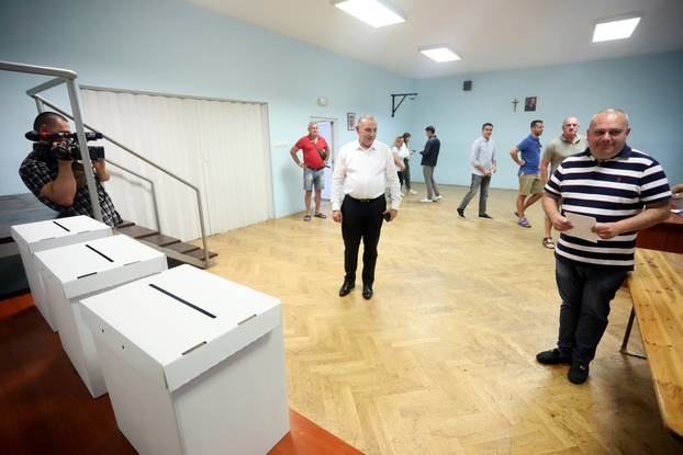 Zagreb: Kandidat za zamjenika predsjednika HDZ-a Tomo Medved glasao je na unutarstranačkim izborima HDZ-a