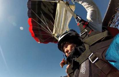To je proslava: Za 102. rođendan skočila padobranom