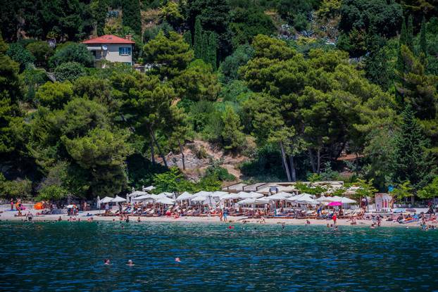 Gužva na splitskoj plaži Kasjuni podno Marjana