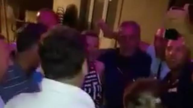 Milan Bandić na Braču iz svega glasa pjeva 'Hajduk živi vječno'