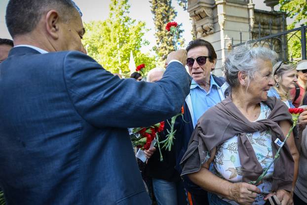 Zagreb: Ivica Lovrić dijelio je karanfile građanima