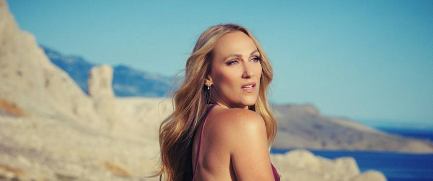 Feminnem novom pjesmom 'Ljubav zna kako se mostovi grade' dira u srca publike