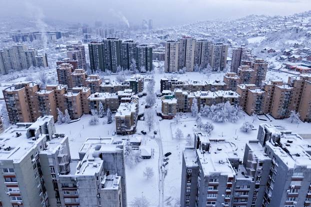 Pogled iz zraka na Sarajevo u potpunosti prekriveno snijegom
