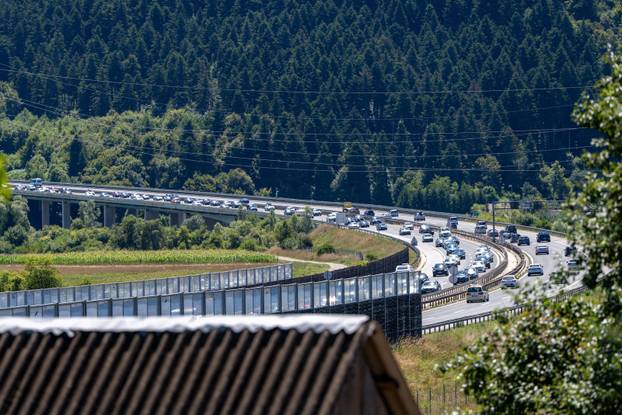 Otočac: Nastala kolona zbog prometne nesreće u tunelu Brezik u smjeru Zagreba
