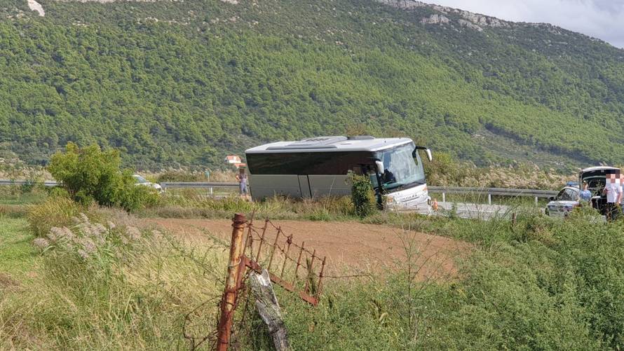 Poljski autobus sletio s ceste na Pelješcu, nitko nije ozlijeđen