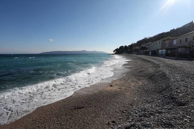 Zimski dan u Mošćeničkoj Dragi: Valovi 'ljube' osunčanu obalu