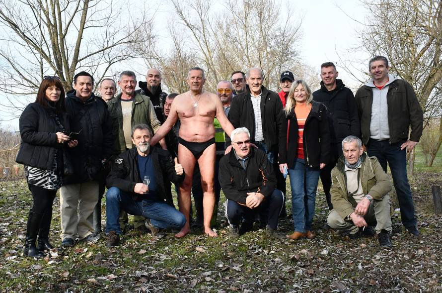 Slavonski Brod: Zvonimir Karadža Kara i ove se godine na Silvestrovo okupao u hladnoj Savi