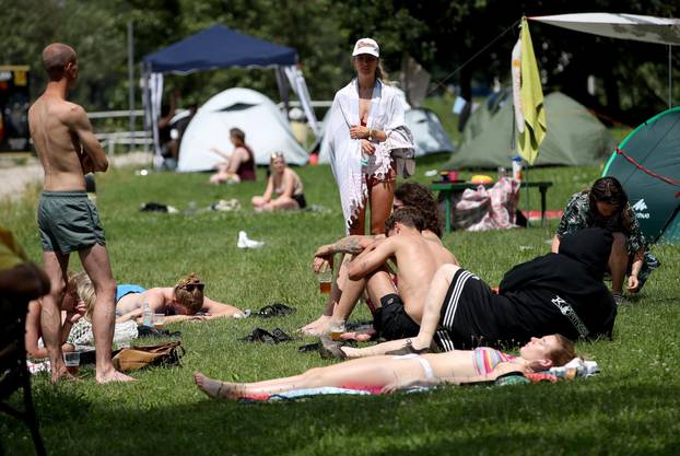 Zagreb: Prvi posjetitelji INmusic Festivala veÄ su se smjestili i uÅ¾ivaju u odmoru na Jarunu