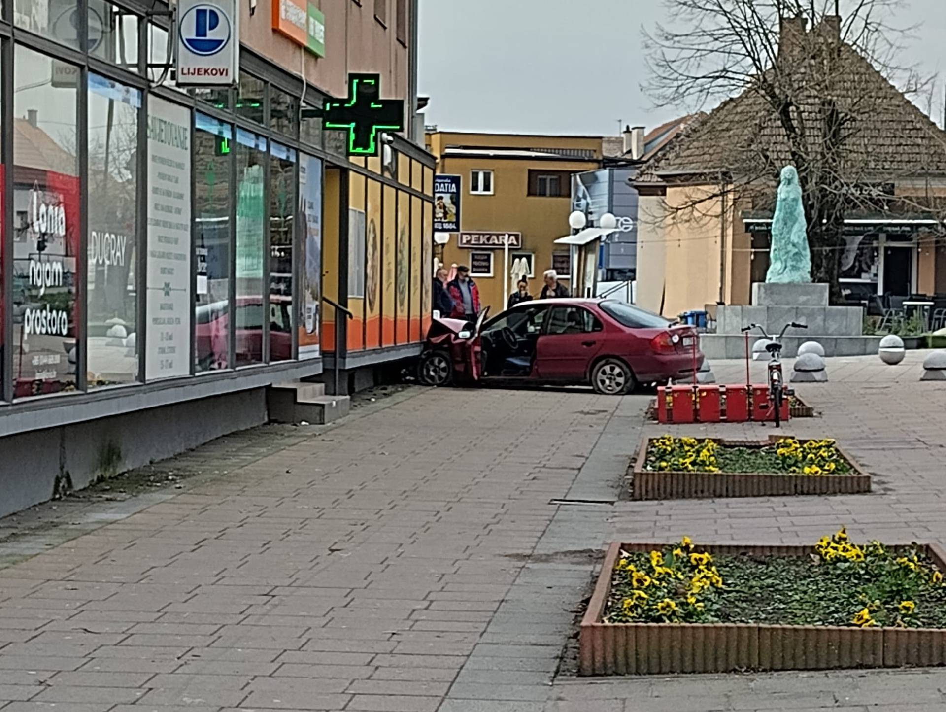 Vozač se zaletio u trgovinu u centru Kutine: Jedan čovjek zatražio je liječničku pomoć