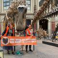 Dvije ekološke aktivistkinje zalijepile se za stup na izložbi dinosaura:  Štitimo svoju djecu!