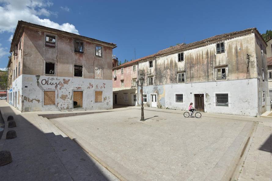 Obrovac, grad duhova: 'O nama se piše tek kad je neki skandal'