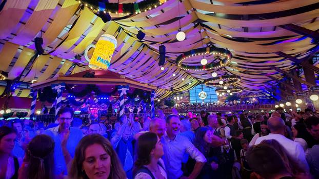 FOTO 24sata na Oktoberfestu:  Evo koliko košta krigla pive!
