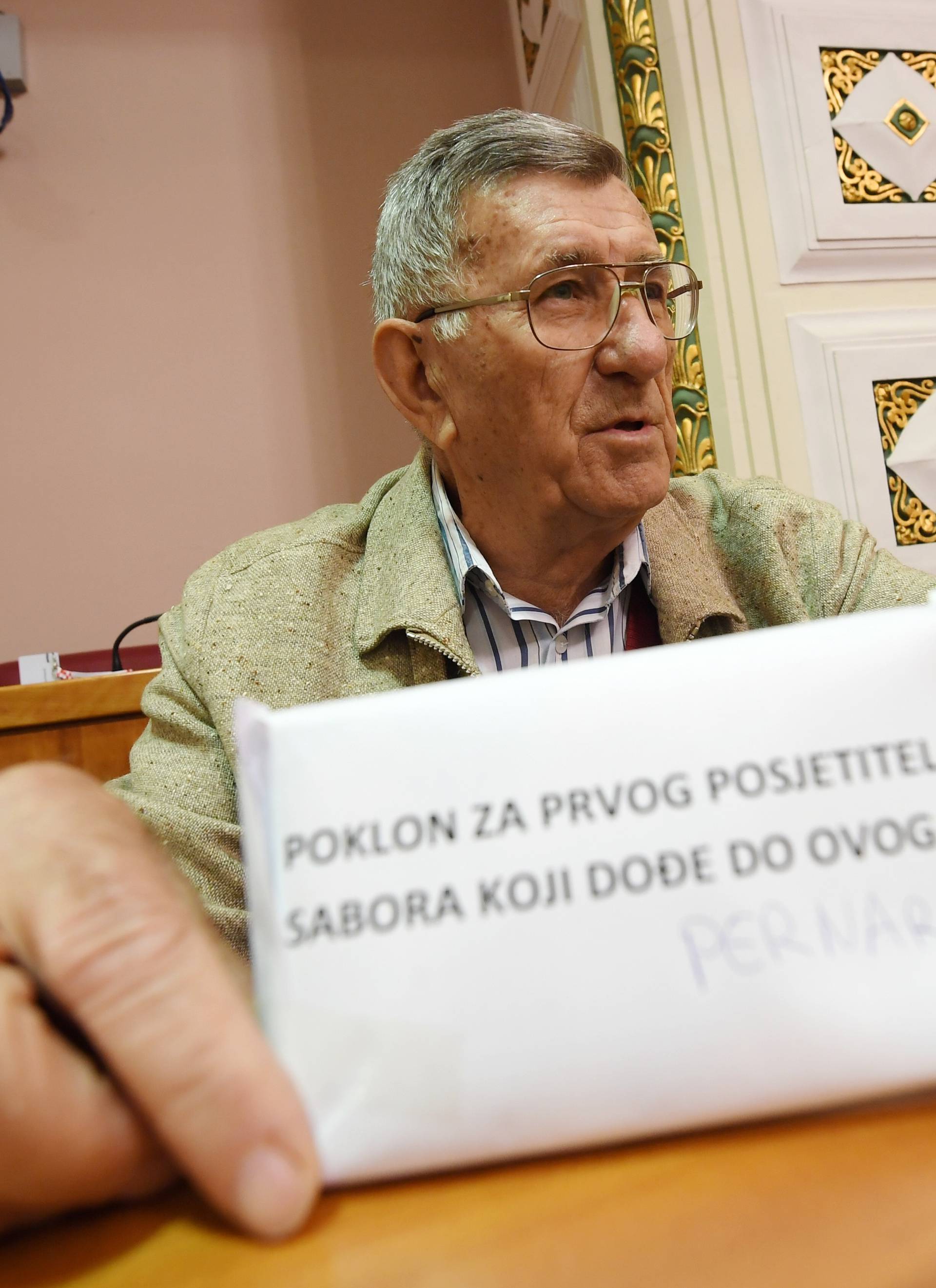 Zagreb: Pernar ostavio Äokoladu posjetitelju svog mjesta u sabornici