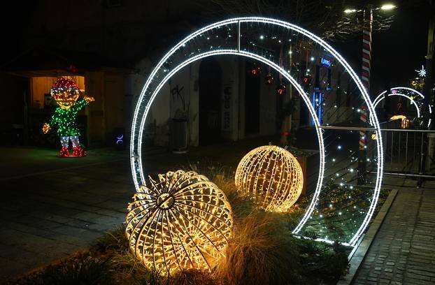 Sisak: Šareni božićni ukrasi uljepšavaju grad u vrijeme Adventa