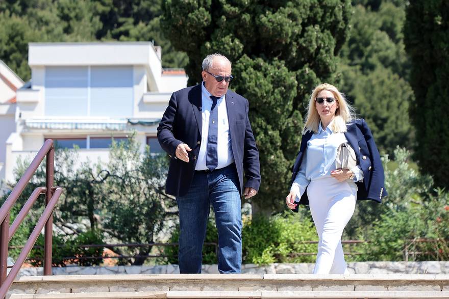 Fani Kerum je za biralište odabrala elegantni outfit i štikle koje stoje oko 800 eura