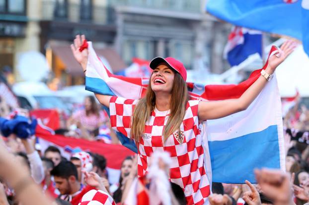 Zagreb: Navija&ccaron;i prate finalnu utakmicu Hrvatska - Francuska na Trgu 