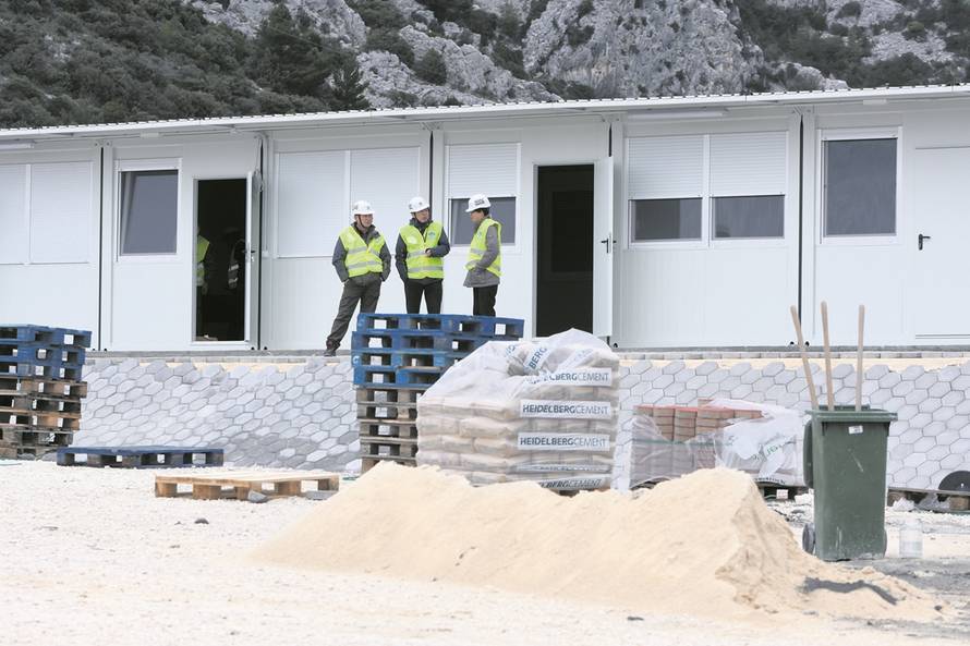 Kinezi se udomaćili u Komarni, s mještanima igraju i košarku