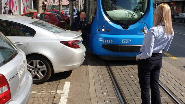 Kakav biser! Parkirao i blokirao tramvajski promet u Zagrebu...