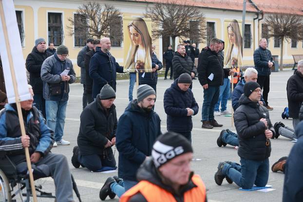 Performans Tiha misa ispred katedrale u Đakovu