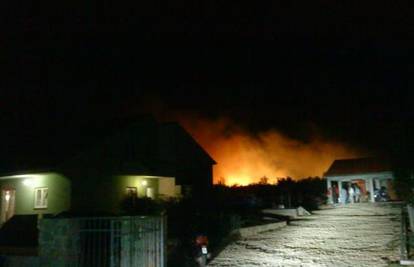 Vatrogasci su kuće obranili od vatre, ostaju dežurati cijelu noć