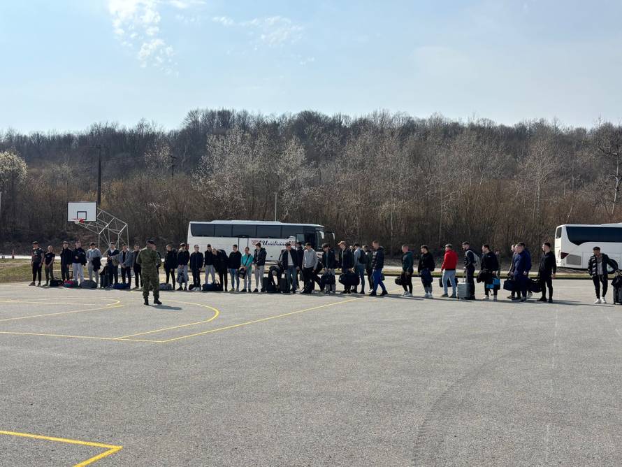 Prvi dan vojnog roka u Slunju