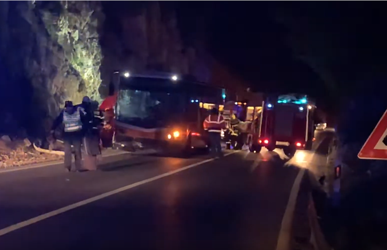 U Dubrovniku se sudarili auto i autobus, jedna žena ozlijeđena