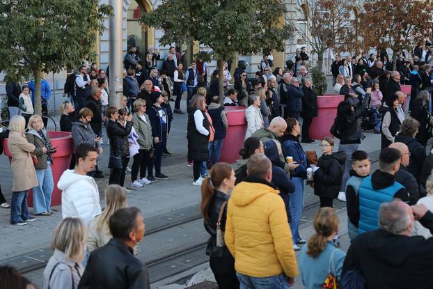Građani Osijeka okupili se u čast pjevača Halida Bešlića