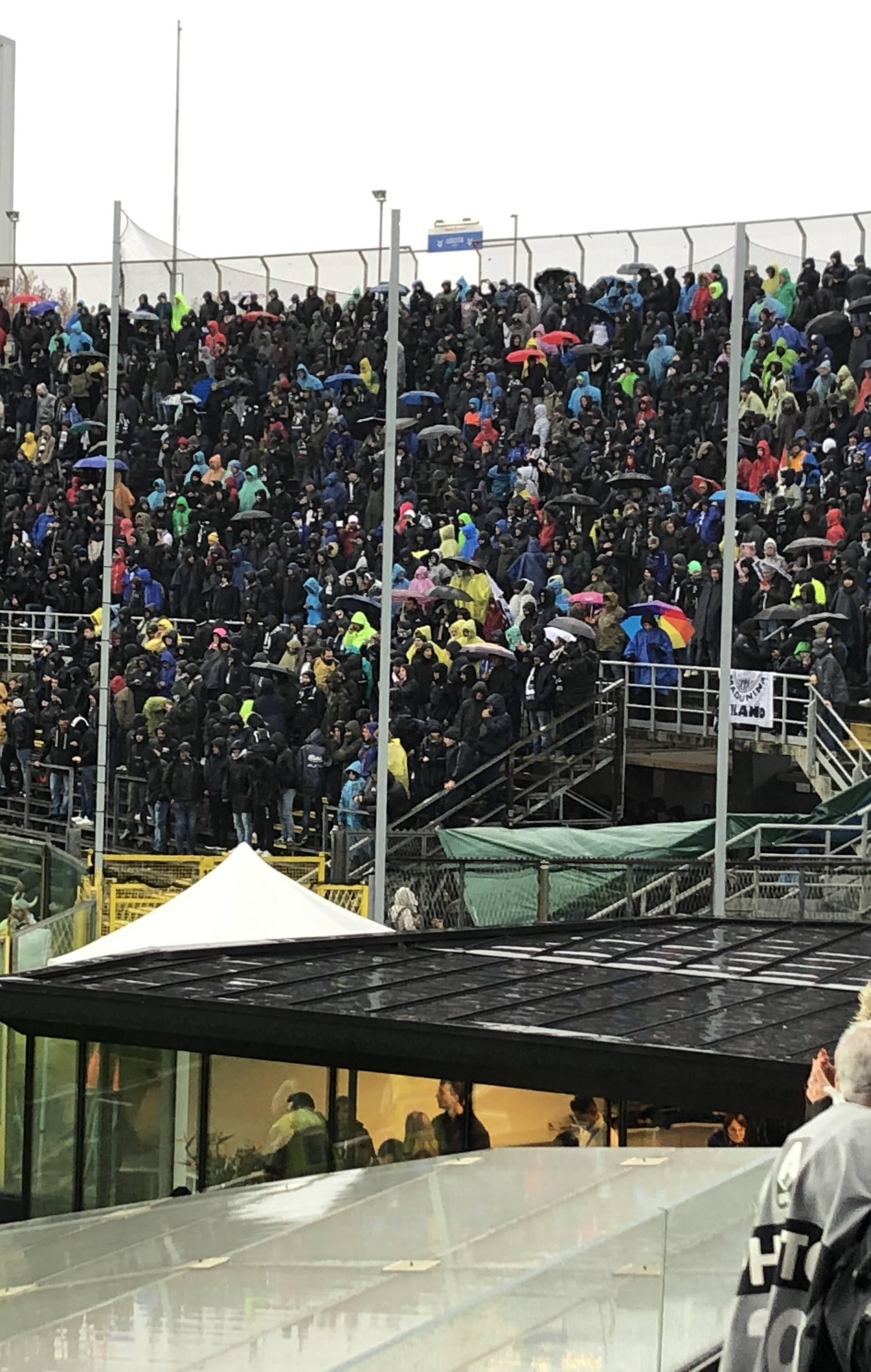 Kiša lije, a stadion 'gori': Bez dokumenata nema na utakmicu