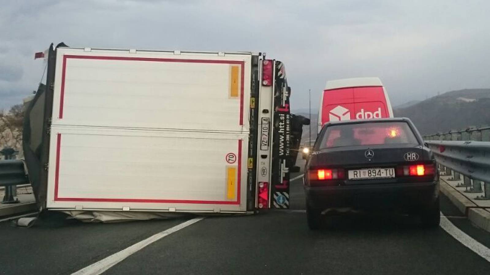 Olujna bura prevrnula kamion  s prikolicom na riječkoj obilaznici