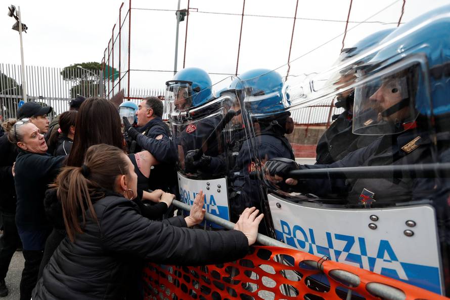 Totalni kaos u Italiji: Ispred zatvora mlate se s policijom