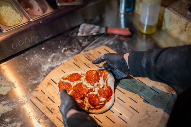 Posjetitelji uživaju u pizzama mini pizzerije Pizza Actually u sklopu adventa u Muzeju grada Zagreba