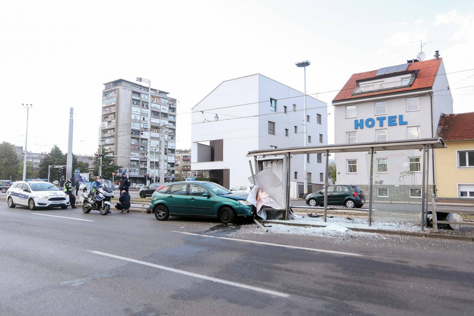 Autom se zabio u stanicu: 'Sreća da nitko nije stradao! Oštetio je tramvaj, razbio staklo, ogradu'