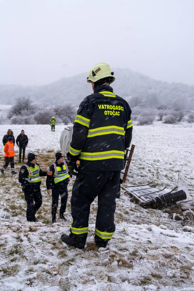 Otočac: Vatrogasci izvukli osobu koja je teretnim vozilom sletjela s ceste