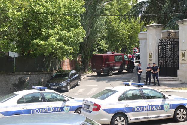 Beograd: Ispred veleposlanstva Izraela policajac pogođen samostrelom u vrat pucao u napadača i ubio ga