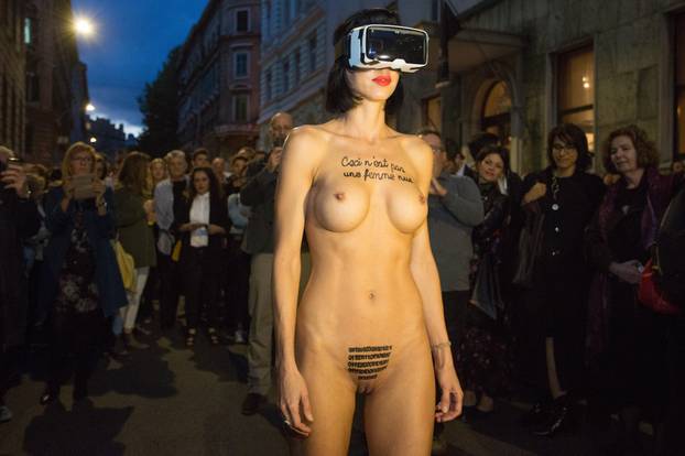 Rijeka: Performerica Milo Moire gola predvodila  okupljenu publiku do nove zgrade MMSU