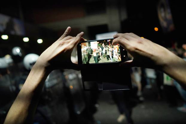 Sukob gra&dstrok;ana i policije ispred Filozofskog fakulteta u Novom Sadu