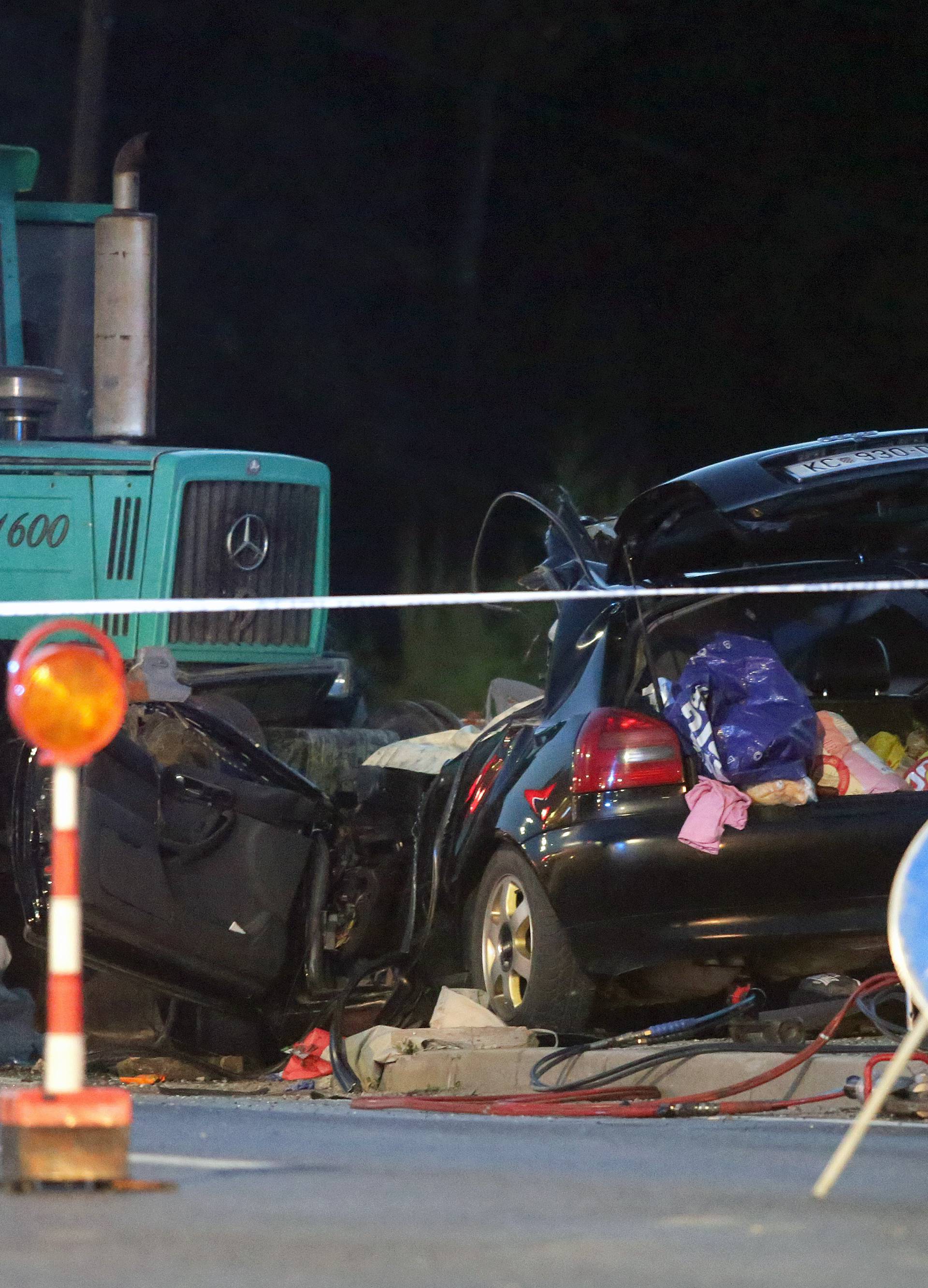 U sudaru dva automobila i traktora poginuli su otac i sin