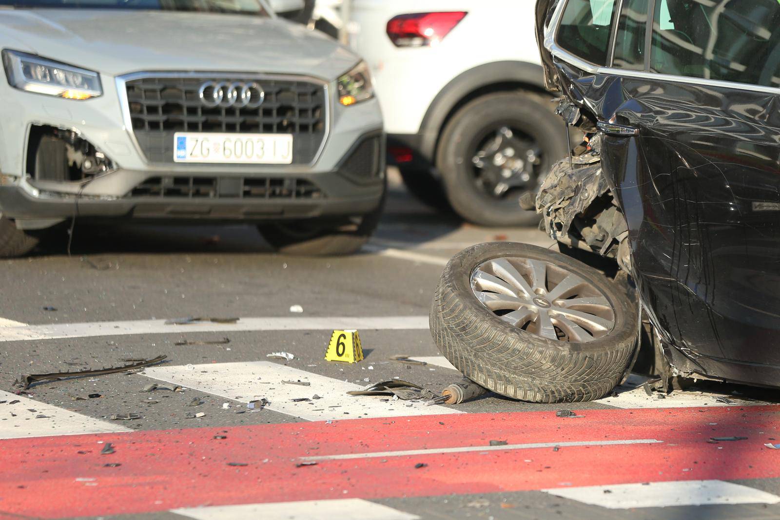 Zagreb: U prometnoj nesreći sudjelovala tri automobila, jedna osoba ozlijeđena