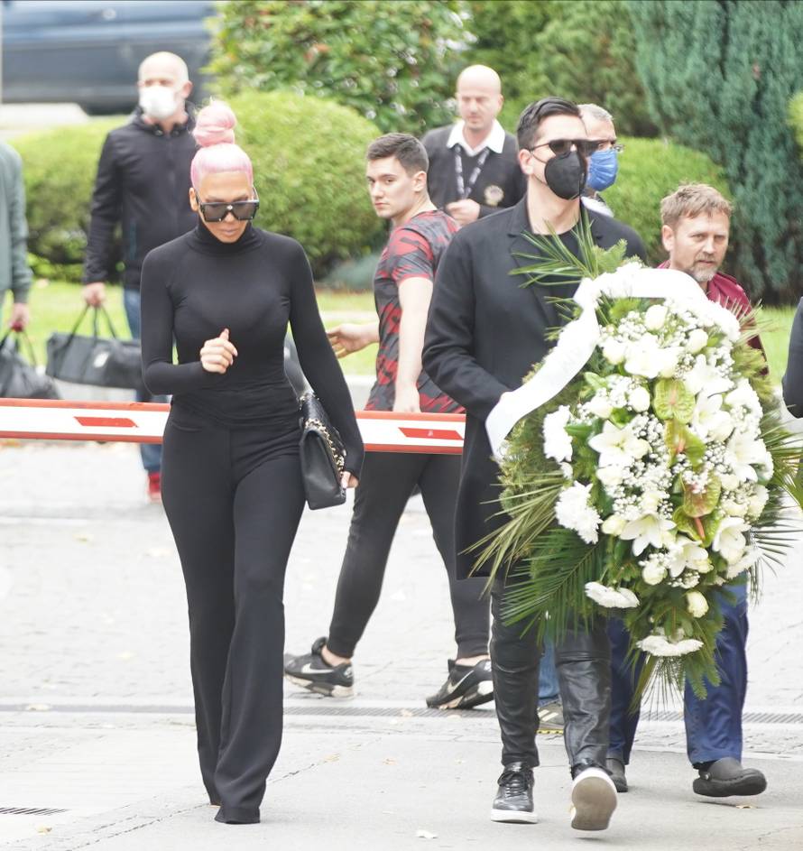 Marinu Tucaković pokopali su uz sina Miloša: Karleuša jecala, a Čola se nije pojavio na sprovodu