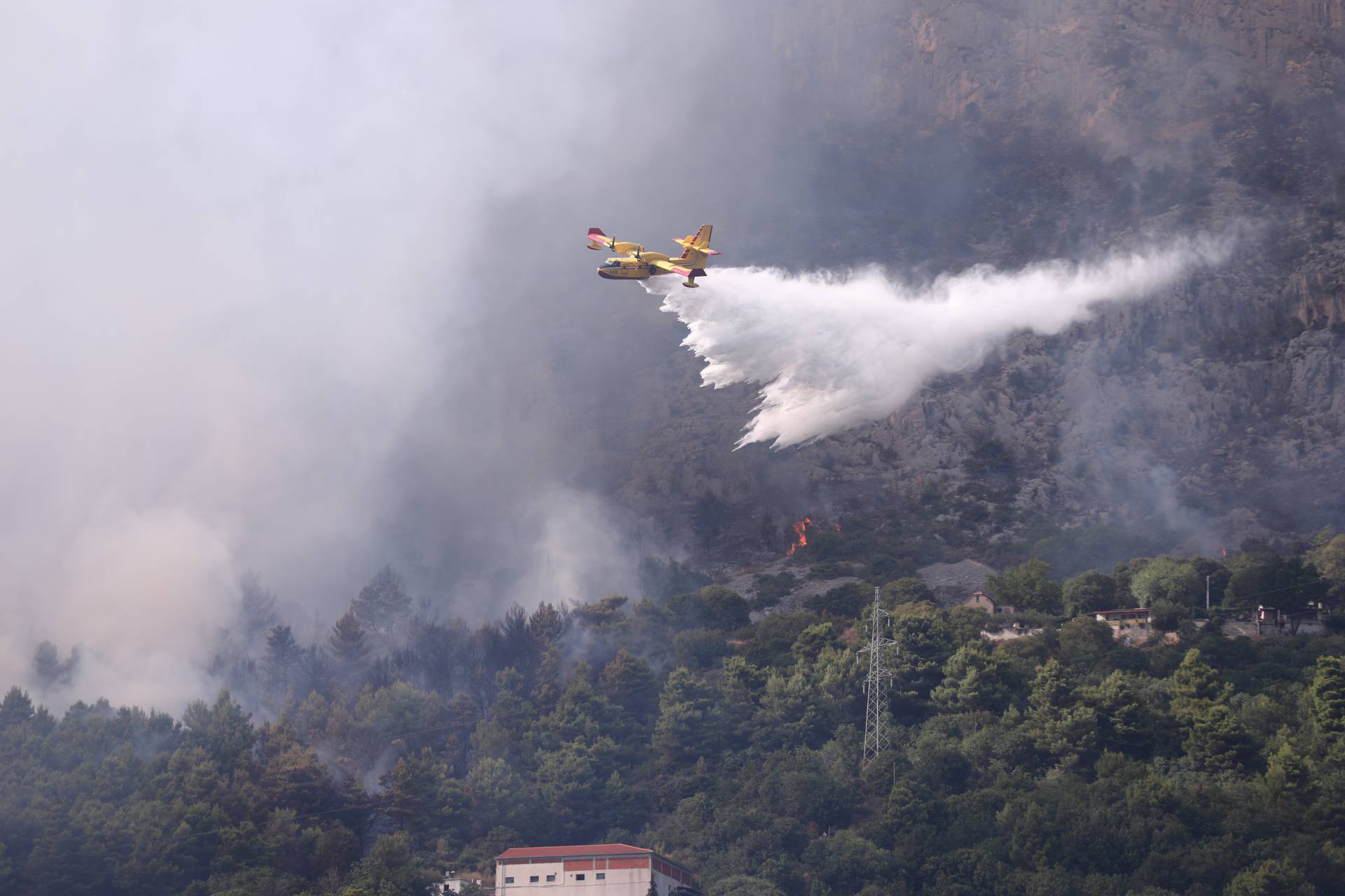 Veliki požar u blizini Solina, podignuta i 4 kanadera