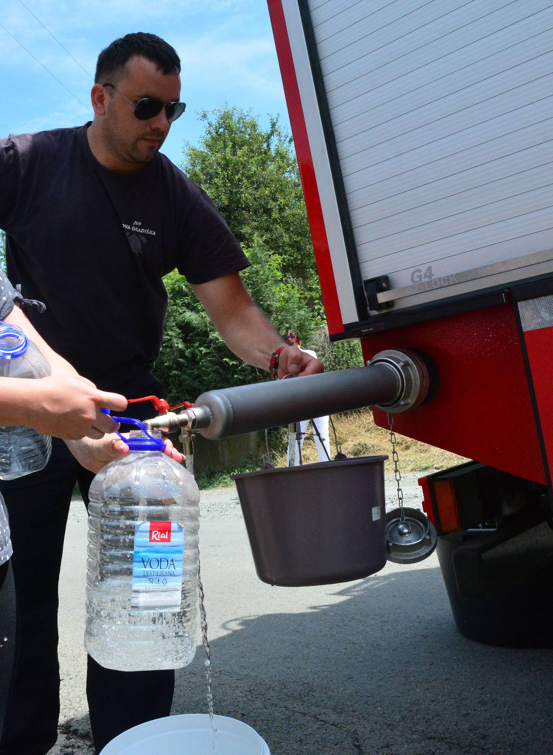 Vodu moraju kupovati: Plaćaju račune, a iz slavine curi mulj