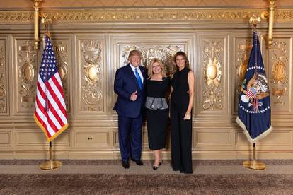 FOTO Kolinda je uvijek lijepo gledala Trumpa, poklonila mu i dres Hrvatske: Tako je ljubazan