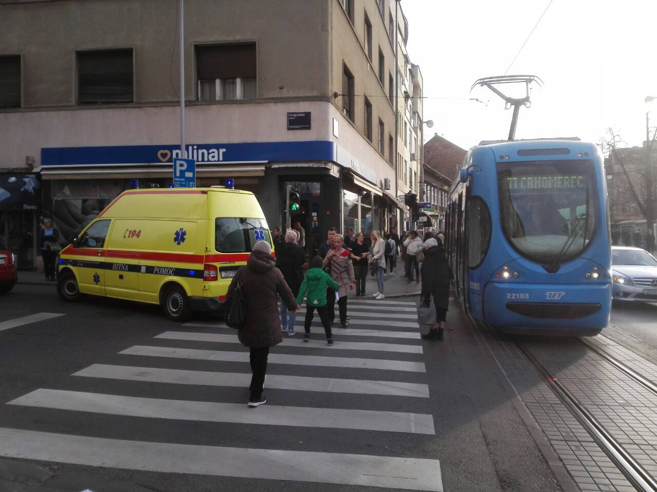 Tramvaj udario Mini Coopera, vozačicu odvezla Hitna pomoć