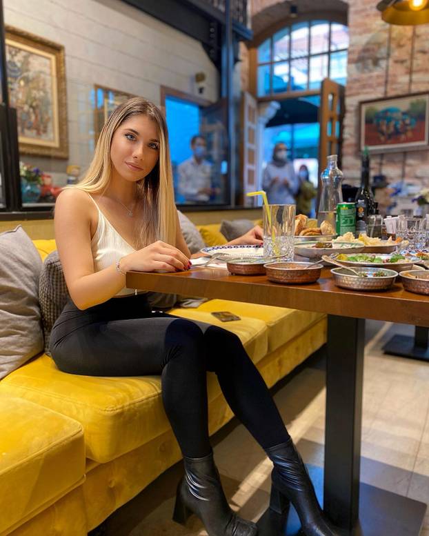 FOTO Tursku sutkinju zbog seks skandala izbacili iz nogometa. Pogodite čime se sada bavi...