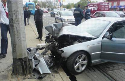 Zabio se BMW-om u stup jer je izbjegavao pješaka?