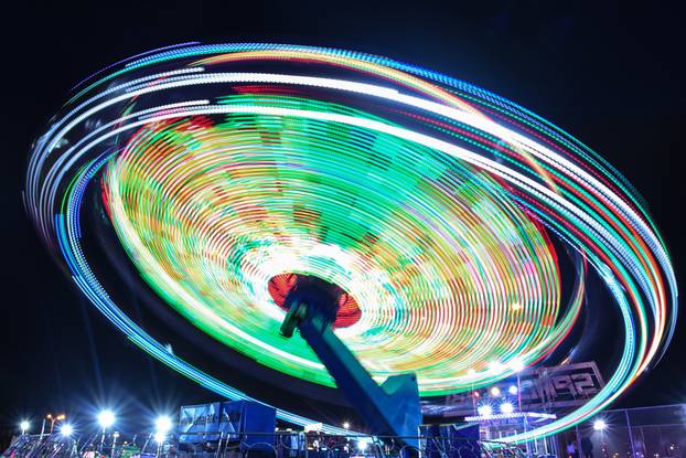 Svietla lunaparka postavljenog kod zagrebačkog Velesajma