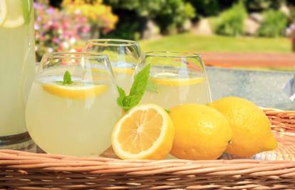 Ovo su razlozi zašto je dobro svaki dan popiti toplu vodu s limunom odmah nakon buđenja